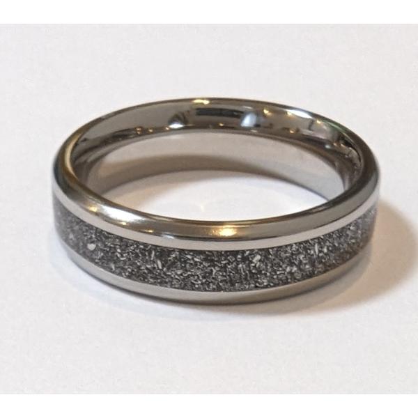 店舗にもありますが、ここで在庫がある号数でも店舗には在庫がないことがあります。ギベオン隕石の粉を巻き付けて、きらめく星のように仕上げました。レジンで固めているので、陥没して小さな穴があいているものもあります。（隕石の粉が球形ではなく、トロイ...