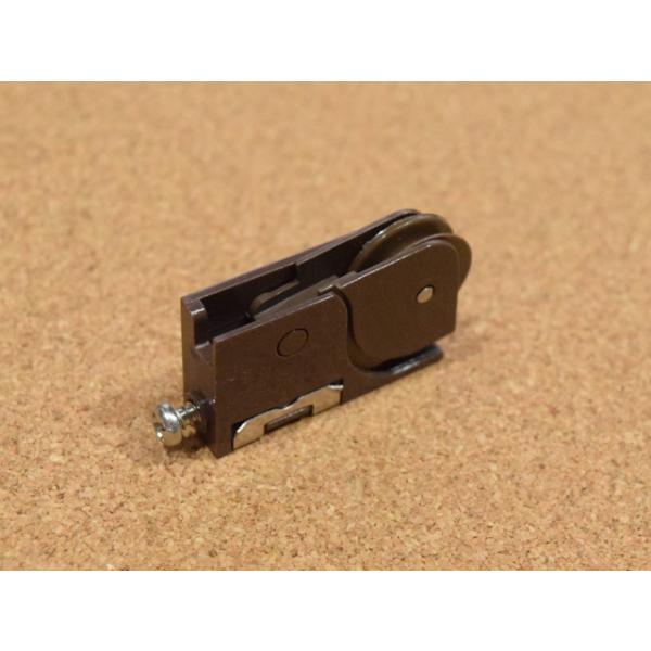 立山アルミM型網戸戸車（小）FP107です。下桟の下側からはめ込んでステンレスの爪で固定するタイプです。左右勝手があります。