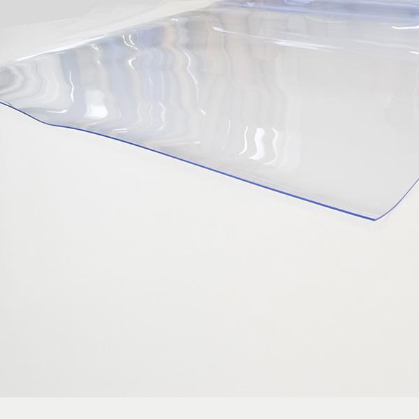 少し厚手の透明シートとなります。デスクマット、テーブルマットとして天板や机、学習机の保護としても使えます。生地は、アキレス製のアキレスマジキリと呼ばれる商品規格で安心の日本製です。915ｍｍ幅規格ですが、実測寸法は若干長めとなります。長さに...