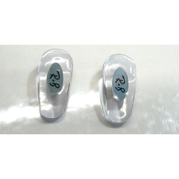 レイバンサングラス用　交換用パット　RB4334D等カラー：クリア素材：ビニール系サイズ：縦×幅/１５ミリ×７ミリネジ式タイプ※ネジは付属しません※金具のRBデザインが変わる場合がございます