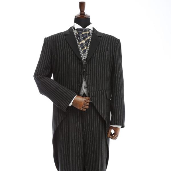 【商品名】 レンタル　タキシード　  【品　番】 TX-004  【商品内容】 ジャケット　/　ベスト　/　パンツ　/　ネクタイ　/　サスペンダー 【特　徴】 黒にストライプが鮮やかなモーニングコートのタキシード。タータンチェックのネクタイ...