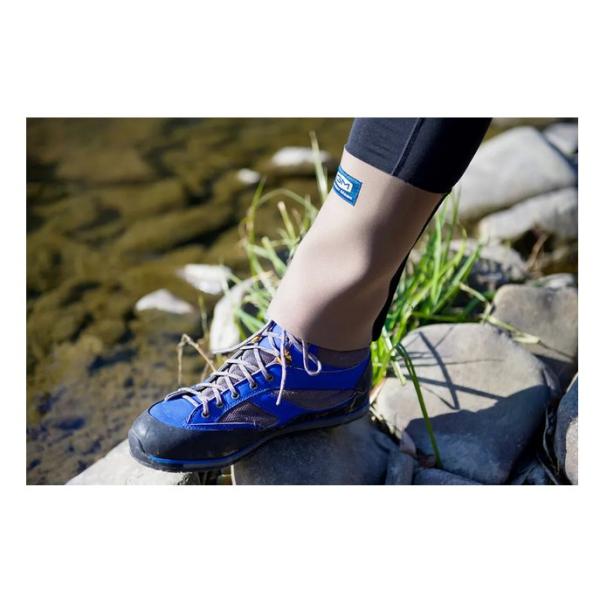 「GMアンクルガード」は、ネオプレーン製のサポータータイプで、ウェーディングシューズなどを履いたうえから、足首にくるりと巻き付けて固定するだけの簡単装着。●素材 ネオプレーン●サイズ：大人用フリーサポータータイプ