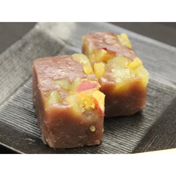 徳島銘菓ういろう。シンプルに北海小豆を用い、上白糖、米粉、国産餅米粉をしようしております。創業以来80年間変わらぬ味をご賞味ください。こちらは伝統的なういろうに、なると金時の粒を加えました。ういろうのモッチリ触感と、なると金時のサクサク感が...