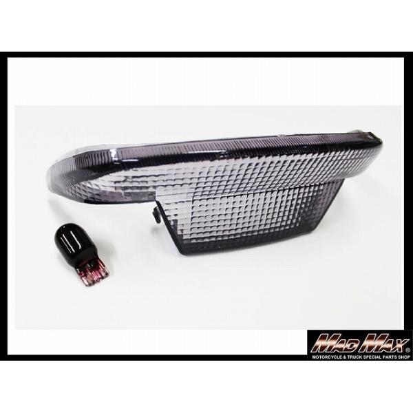 純正の形状を再現したテールレンズです。スモークレンズ仕様ウェッジ球付属(レッド)【適合車種】スーパーディオ AF27 全車種スーパーディオ AF28 全車種※年式や仕様によりレンズ形状か異なる場合があります。必ず車輌のレンズ形状をご確認の上...