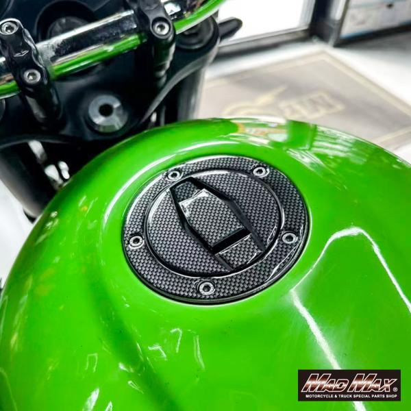 【商品説明】カワサキ 汎用 Z900RS/CAFE タンクキャップステッカー カーボンルック。タンク廻りのワンポイントや、タンクバックを着けている場合の傷つき防止にも活躍します。貼り付け面は両面テープになっております。貼り付け箇所の脱脂を行...