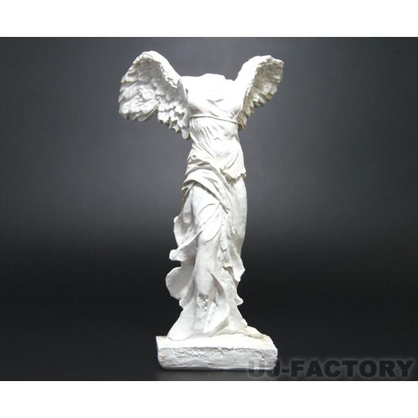 ★勝利の女神「ニケ像」を貴方のお部屋に！★お部屋にピッタリのサイズで、ディテールの一つ一つを忠実に、本来のニケ像の持つ独特の躍動感をそのままお楽しみ頂けます。★白いボディですが、ほんの少しエイジングを施す事により、深みのある仕上がりとなって...