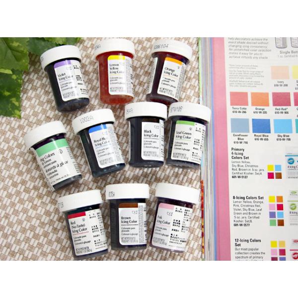 食品用の着色料です。クリームに色を付けたりして、お菓子作り遊んでください♪※チョコレートの着色には向きません。アイシング用のカラーです。少量を加えるだけでも、発色がよく、また深みのある色になります。ジェル状になっていて、とても使いやすいです...