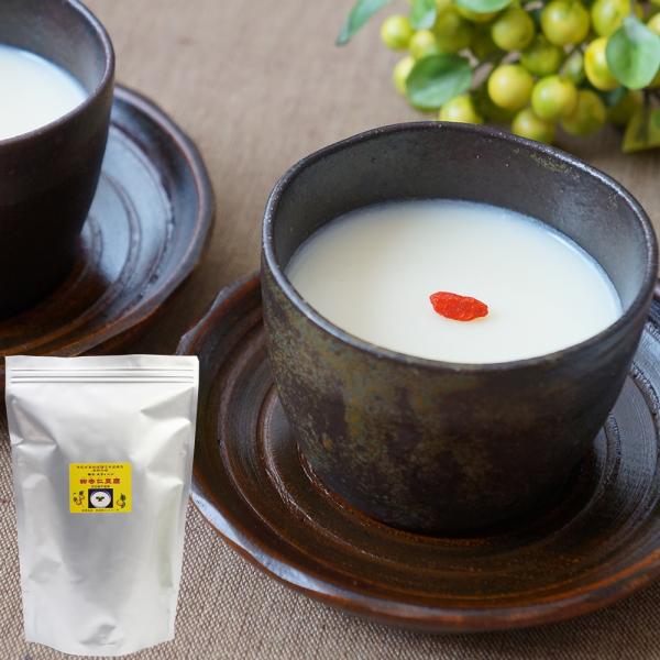 原材料のシンプルさが自慢の杏仁豆腐の素。砂糖（北海道産てんさい）、杏仁粉、ゼラチンのみ。香料や添加物は一切使用しておりません。こんなシンプルな原料の杏仁豆腐の素には、ほかには出会えません。商品一括表示を見てみてください。それなのに、袋を開け...