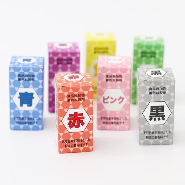 天然色素を原料とした粉末の食用色素(着色料）の7色セットです。クリームやホイップ、冷菓、キャンディ、ケーキやクッキーの生地に、少量混ぜて華やかなデコレーション、カラフルなお菓子作りに大活躍です。アイシングに少量まぜて、ドーナッツやクッキー、...