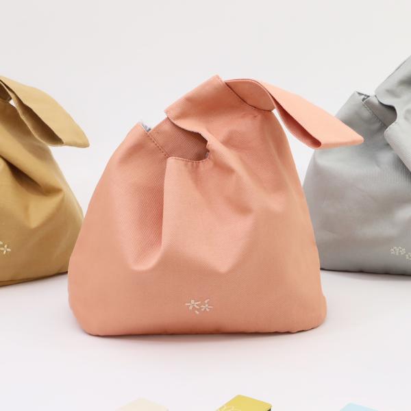 少しくすみを感じるパステルカラー、ニュアンスカラーの「あわいろ」シリーズのランチ巾着袋です。和テイストなのに、使いやすさにこだわった優れモノです。ふんわりとしたフォルムのお弁当箱。ちょっとした手さげとしても使えますね。ワンポイント刺繍入り。...