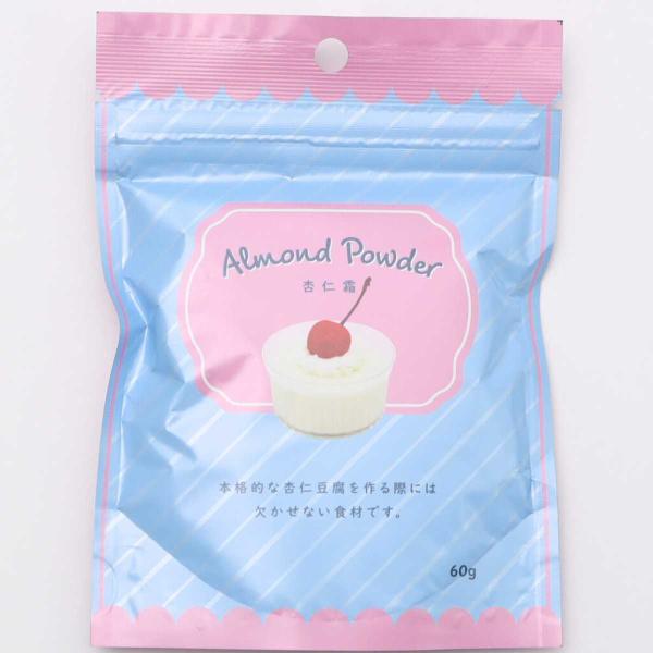 杏仁と呼ばれるアンズの種子から作られたものです。 杏仁豆腐などのデザートや焼き菓子の香り付けにお使いください。   ・名称：製菓材料 ・原材料：杏仁粉（中国）、ぶどう糖（国内製造）、コーンスターチ／香料 ・内容量：60ｇ ・賞味期限：別途商...