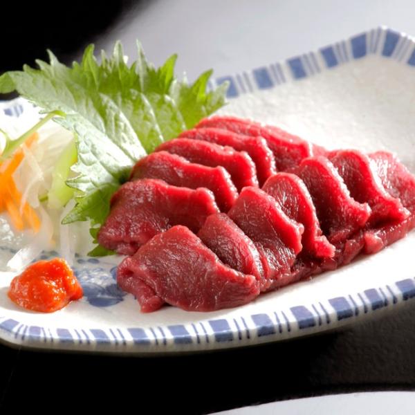 やわらかい馬刺をお探しの方にぜひオススメいたします。厚めにスライスして食べて頂くと、その違いがわかります。【規格・内容】約60ｇ【賞味期限】３０日【配送便】冷凍便【アレルギー】-【関連ワード】　馬刺　馬刺し ヒレ　馬刺しヒレ　　やわらかい　...
