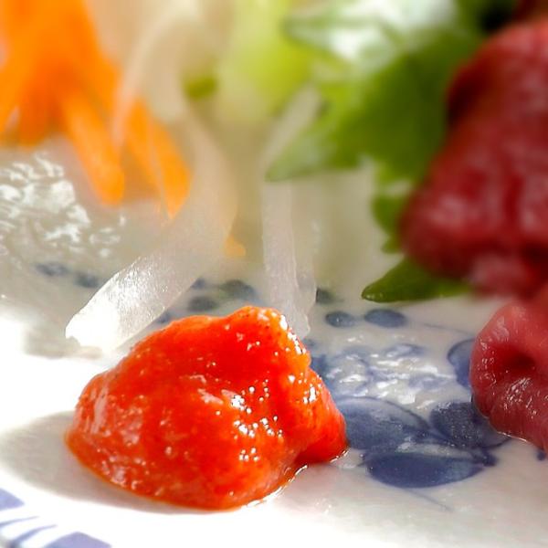 馬刺のサービス品として添付していた辛子味噌たれでしたが、単品での購入希望の声にお応えして販売する運びとなりました。 馬刺以外の薬味にもお使いできますし、ラーメンや、キムチ、モロキュウなどにもお使いいただける、万能調味料です。【規格・内容】6...