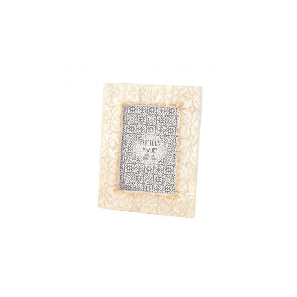 フィリピンの海で取れたカピス貝を加工して作られています。1つ1つ違う、天然の素材ならではの風合いが楽しめます。