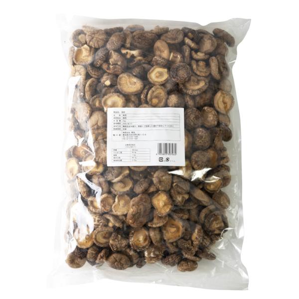 【原材料名】干し椎茸【内容量】 1kg【賞味期限】枠外に記載【原産国】 中国【保存方法】 高温多湿を避けて、常温で保存してください。【戻し方】 ・干し椎茸は、じっくり一晩水で戻すことにより、独特のうま味と香りが存分に引き出されます。・保存容...