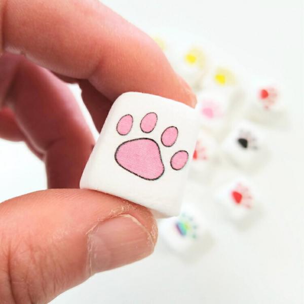 肉球をマシュマロにプリントしたスイーツ駄菓子・商品名：GUIMAUVE（プリントマシュマロ）・原材料名：グルコースシロップ、砂糖、ゼラチン、ぶどう糖、コーンスターチ/増粘剤（加工でんぷん）、ピロリン酸Na、香料、可食インク（黄色4、赤102...