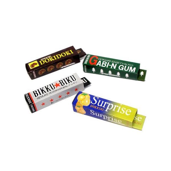 ガムの形をしたドッキリいたずらジョークグッズです。ケースからガムを１枚引き出すと，ネズミ捕りのようなレバーが出てきて，指をパチンとはさみます。「ガム」の種類は４種類。大きさ：８×２×１．５センチ。対象年齢６歳以上。発売元：オオイシ。中国製。