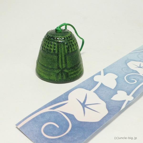 南部鉄の風鈴1個　です。南部鉄の風鈴の特長はなんと言っても音色です。昔ながら風鈴の音色をお求めならこちらをお勧めいたします。風鈴は伝統的な釣鐘の形状です。昔ながらの風鈴らしい音色です。専用箱があります。新品・未使用商品です。こちらの商品はメ...