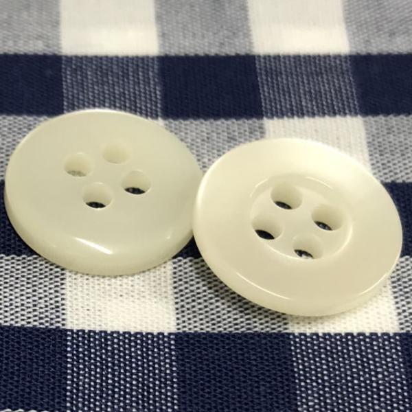 貝調の樹脂ボタン13mmです。乳白色で艶ありの貝調の釦です丈夫で耐久性があります。縁が広い為、とめ易く、マニッシュなイメージです本貝のボタンは洗濯に弱い為、頻繁に洗濯するアイテムにお勧めです品名 貝調樹脂ボタン-13mm5個セット材質 ポリ...