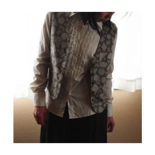 コーディネートにプラスすると、ファッションの幅が広がるベストの型紙です。オールシーズン、大活躍するアイテムです。インナーの衿デザインを選ばないスッキリＶゾーンのベストです。[パターンサイズ]（Ｍ）肩幅34ｃｍバスト90ｃｍ着丈48.5ｃｍ（...