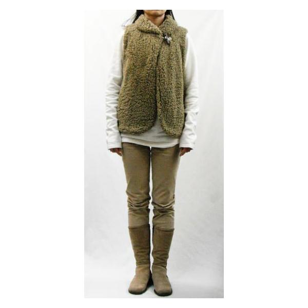 ショールカラーでポケット付きのベストです。写真はダッフルボタンですが、ボタン数を増やす等アレンジして下さい。スッキリアームホールでコンパクトに着こなせます。下にセーター等を着ることができる広さのアームホール。バランスのいい、やや長め着丈のベ...