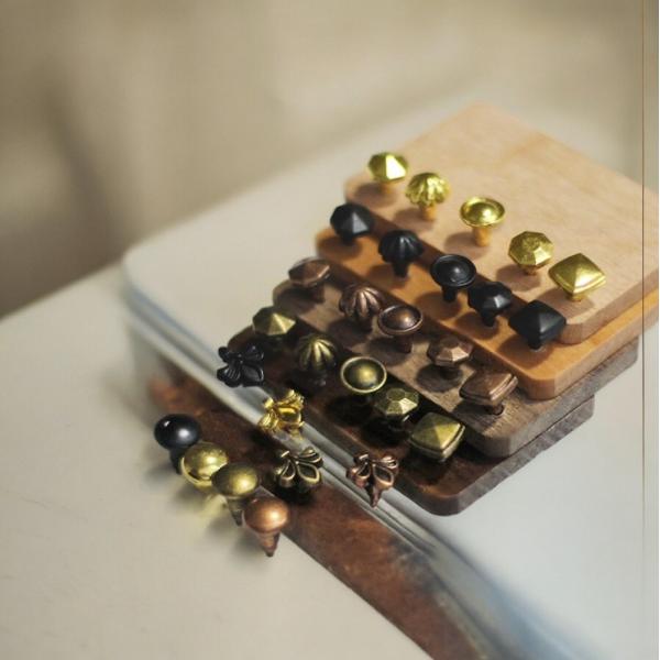 ドールハウスやミニチュアの世界にぴったりのアンティーク風ミニチュア引き出し取っ手2個セットです。精緻なデザインと細部にまでこだわった作りで、引き出しや小さなドアのディテールを一層引き立てます。手作りドールハウスやDIYプロジェクトに最適で、...