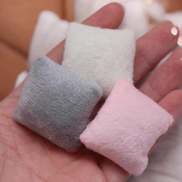 4ｘ4ｃｍ※注: 本製品には多少の測定誤差がある場合がございますので、実際の商品を基準にしてください。素材：ポリエステルミニチュアふわふわクッションは、ドールハウスのインテリアを格上げするアイテムです。選べる3色のカラーバリエーションで、あ...