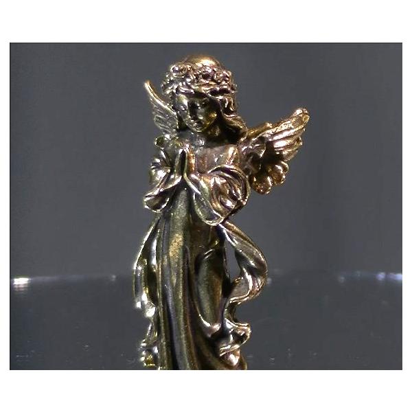 とても愛くるしい、エンジェルの像です。材質は真鍮です。＜天使の９つの階級について＞上から順に、〇上位天使最上位階級の天使は「神の周りに永遠にいる階級」とされていて、直接神に隣接して媒介無しに神と合一しているそうです。熾天使（セラフィム　Σε...