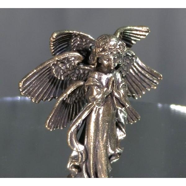 とても愛くるしい、六枚の翼を持つエンジェルの像です。材質は真鍮です。