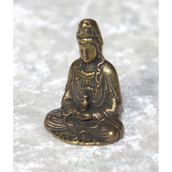 この菩薩像の材質は真鍮です。＜菩薩について＞菩薩という言葉は、サンスリット語のボーディ・サットヴァを音の通りに漢字に訳した「菩提薩タ（ぼだいさった）」を簡略化した言葉です。「如来」が、真理を得て悟りを開いた存在であるのに対し、菩薩は、如来に...