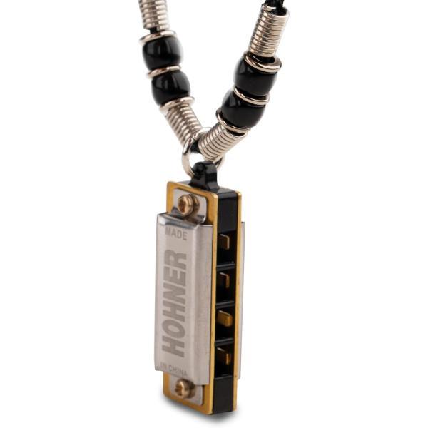     ネックレスタイプのミニチュアハーモニカ    4穴／キー：C調    ビーズカラー：ブラック    完全1オクターブのダイアトニックスケールが演奏可能    楽器好きなかたへのプレゼントにも最適