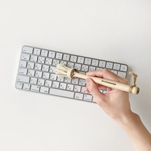 バルト海に浮かぶデンマーク領、ボーンホルム島に暮らすブラシ職人のラースさんがつくるミニブラシです。ペンを持つような大きさのブラシ。デスク上の細い溝やキーボードの間、コーヒーミルのグラインダーの掃除などに最適です。柄は無塗装のブナ材。ブラシ部...