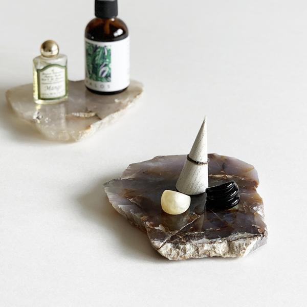 アーティスト/村上周（むらかみ　あまね）さんが監修を手掛けるプロダクトブランドamabroの、天然石を切り出した瑪瑙（メノウ）のコースターです。瑪瑙とは細かな石英の結晶が集まってできた鉱物。仏教でも珍重されていたり、最近ではパワーストーンと...