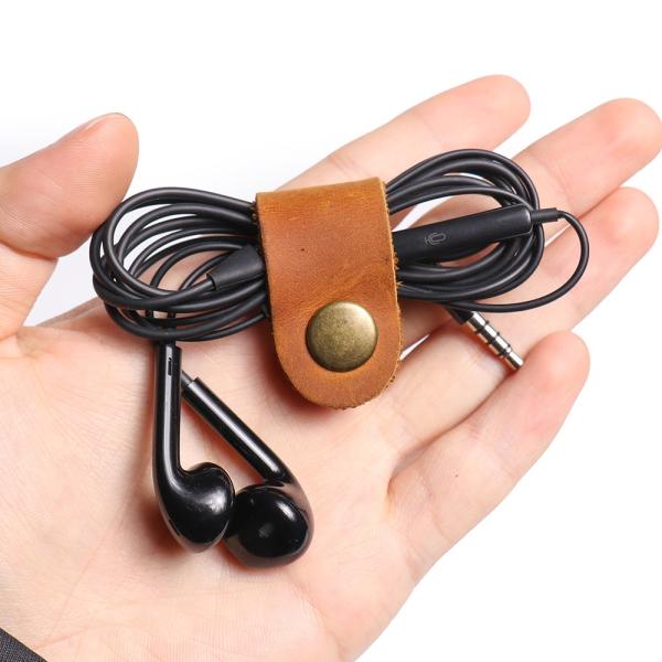 1. ケーブルの紛失や絡まりを防ぐ最適な整理アクセサリーで、エアポッズ・イヤホン・充電ケーブルなどに便利です。  2. 柔らかい真皮質感の合成皮革素材を使用し、丈夫で長期間の使用に耐えます。  3. シンプルなボタン式設計で、片手で簡単にケ...