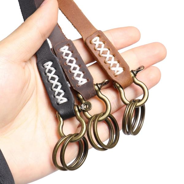 1. 柔軟なレザー素材と手編みのデザインで、耐久性とファッション性を兼ね備え、長く愛用できます。  2. 金属部品はヴィンテージ加工で防錆・耐磨耗性に優れ、変形や色褪せを防ぎます。  3. 複数の取り外し可能キーホルダー付きで、キーやアクセ...