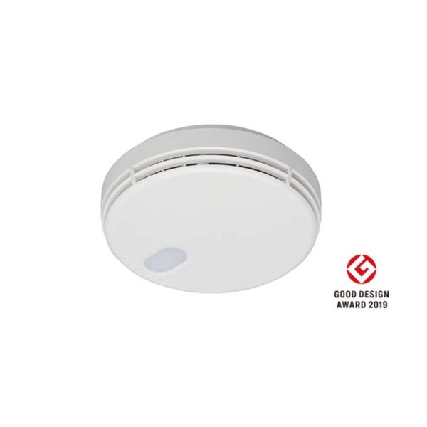 能美防災の住宅用火災警報器「FSKJ225-B-N」は、煙を感知する光電式センサーを搭載し、火災発生時に音声と光で警報を発します。コンパクトな90mmサイズで、室内の美観を損なわないデザイン。電池寿命は約10年で、交換時期を音声と表示灯でお...