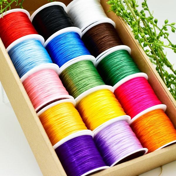 【商品名】ブレスレット用カラーゴム　水晶の線材質／ポリウレタン100%全18色／約50ｍ巻 【サイズ等】中国製材質：ポリウレタン100%全18色約50m巻/各色1巻【商品情報】ブレスレット作成に最適なブレスレット用ゴム　水晶の線ポリウレタン...