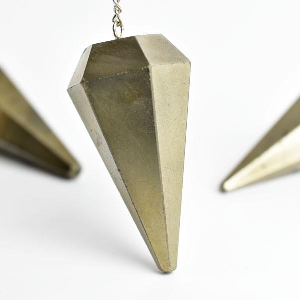 【商品名】パイライト(黄鉄鉱)ペンデュラム6ファセット(6面カット) 【サイズ等】製造国：インド重さ:約20g前後石の大きさ:約20mm×約35mm前後全長:約15cm〜約20cm前後※あくまでも参考サイズです、サイズ・形状には個体差があり...