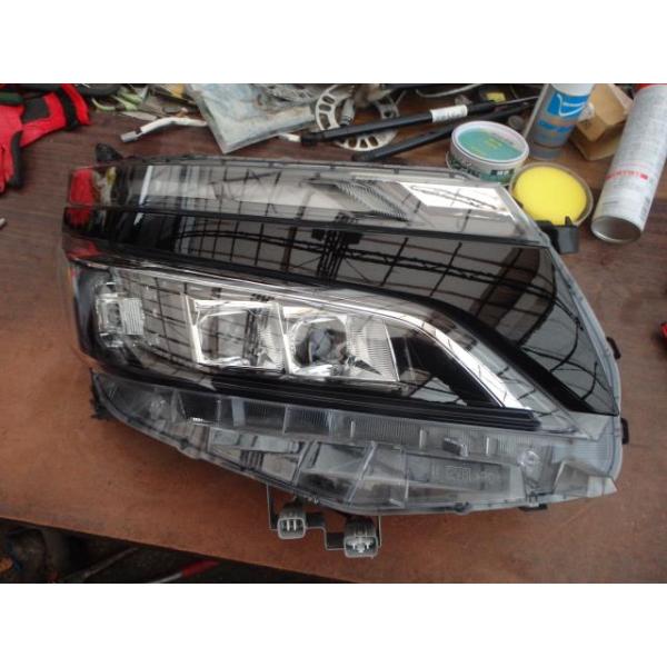 ヴォクシー DBA-ZRR80W ヘッドライト右 RH ZS 7人 3ZR-FAE 81110-28G70