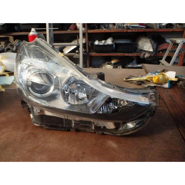 プリウスα DAA-ZVW41W ヘッドライト右 RH S 5人 2ZR-FXE 47-64 81110