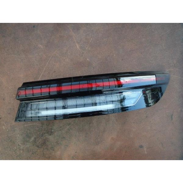 クラウン テールランプ 右　AZSH21 クラウン 6AA-AZSH32 右テールランプ Z A25A-FXS 219 30-495 81550