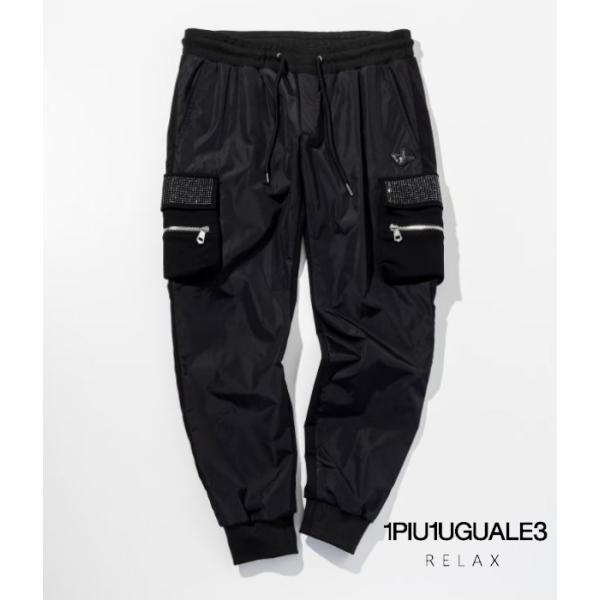 1PIU1UGUALE3 RELAX(ウノピゥウノウグァーレトレ リラックス)メタルアイコンラインストーンコンビジョガーパンツ メンズ ファッション ブランド おしゃれ