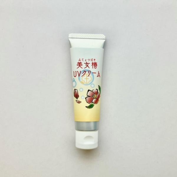 長崎県・五島列島は、日本でも有数な椿の自生地として知られ高品質な椿油がとれることでも有名です。そんな五島列島の椿の実を厳選し、独自の製法で加工されたものです。心地よいグリーンティーの香り。SPF20PA++　日常使いにおすすめです。イラスト...