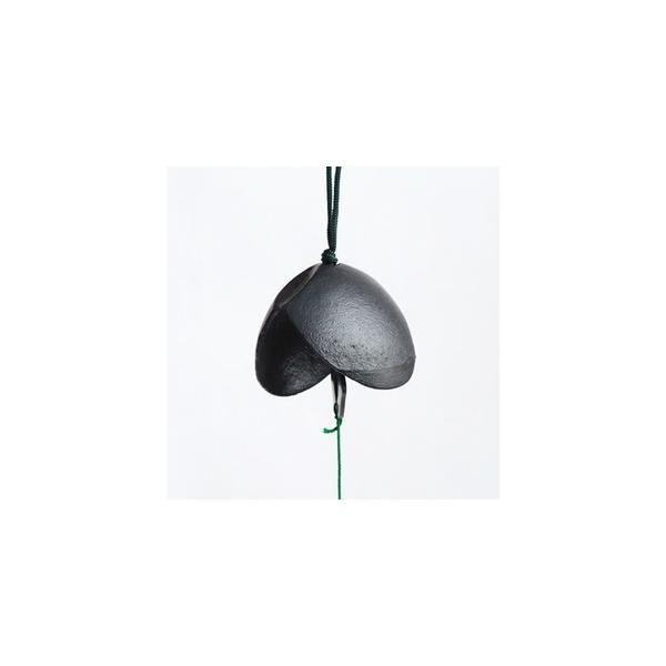 小笠原陸兆デザインのシンプルモダンな南部鉄器の風鈴です。 すっきりとした飽きのこないデザインです。※南部鉄器は特性上、表面に細かなへこみがございますが、そのままお使いいただけます。メーカー、弊社での検品基準を満たしたものですので、これを理由...