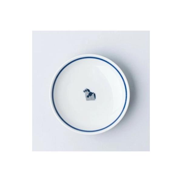 長崎県波佐見町で作られている波佐見焼の豆皿。2026年の干支午がデザインされています。一つ一つ職人の手作業で転写シートと呼ばれるデザイン部分を貼付しています。色の濃淡には個体差がございますのでご了承ください。お料理にはもちろん、鍵やアクセサ...