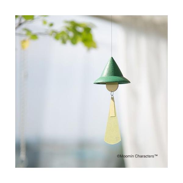 自由に旅することをこよなく愛するスナフキンをモチーフにした風鈴です。さわやかな夏の風に短冊が揺れると、真鍮（しんちゅう）ならではの心地よい音色が響きます。スナフキンが奏でる癒しの曲をお楽しみください。スナフキンのトレードマークともいえる三角...