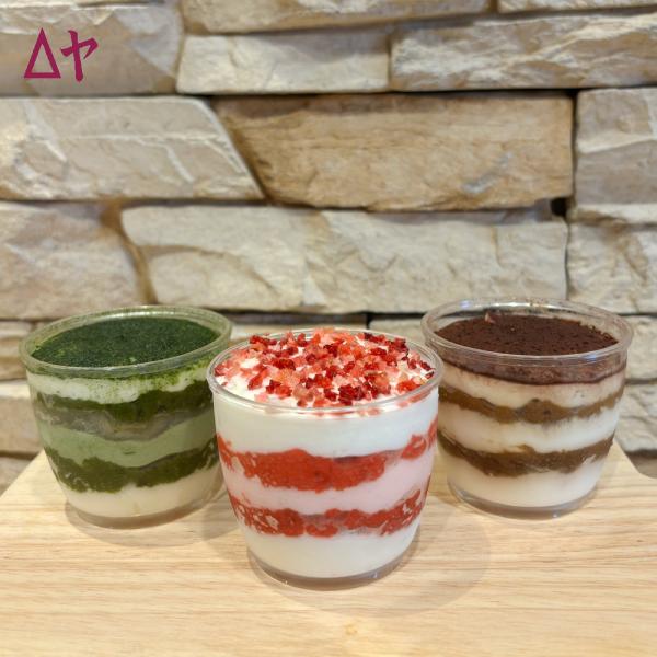 マスカルポーネを使用した、カップ入り冷凍ティラミスケーキです。味は、苺・コーヒー・抹茶の３種類。食べたい時に解凍するだけ♪おやつや手土産におすすめです!!中身の変更もできますので、ご希望の方は備考欄にご記入下さい。