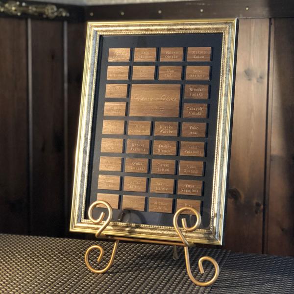 ナチュラルなウッドピースをはめて完成するゲスト様とみんなで作る参加型結婚証明書です。ゴールドカラーのフレームの上品な雰囲気は結婚式の演出にぜひおすすめです。シンプルなゴールドフレームはどんな結婚式テーマにも合わせやすく、当店でも人気の結婚証...