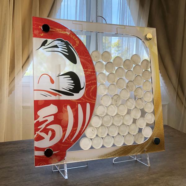 結婚式などのおめでたい席におすすめな、縁起物のだるま型ウェディングドロップスです。紅白とゴールド風な色味はとてもおめでたく華やかな雰囲気です。丸型ピースは高級感のある大理石調模様で、厚みも5mmと存在感があります。和婚にはもちろん、教会式や...