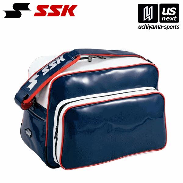 素材：合成皮革（PVCエナメル加工） サイズ：長さ47×高さ34×幅23cm(容量：約36L),前ポケット：縦23×横43cm カラー：（20）レッド,（22）エンジ,（63）Dブルー,（70）ネイビー,（90）ブラック,（1070）ホワイ...